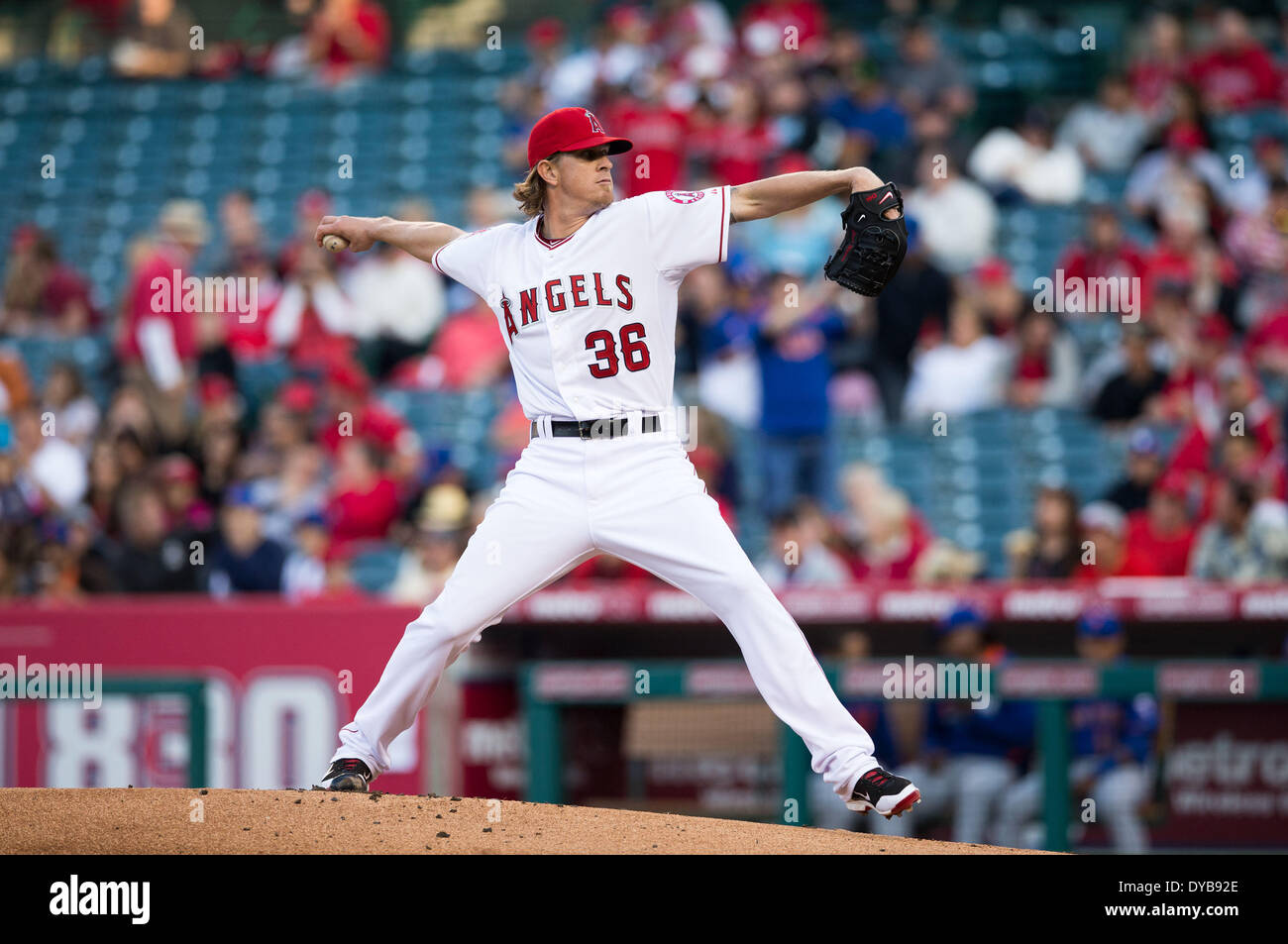 Anaheim, CA, USA. 12. April 2014. 12. April 2014 - Anaheim, CA, Vereinigte Staaten von Amerika - Los Angeles Angels ab Krug Jered Weaver (36) Stellplätze während der MLB Spiel zwischen den New York Mets und Los Angeles Angels Engel Stadium in Anaheim, CA. Credit: Csm/Alamy Live-Nachrichten Stockfoto