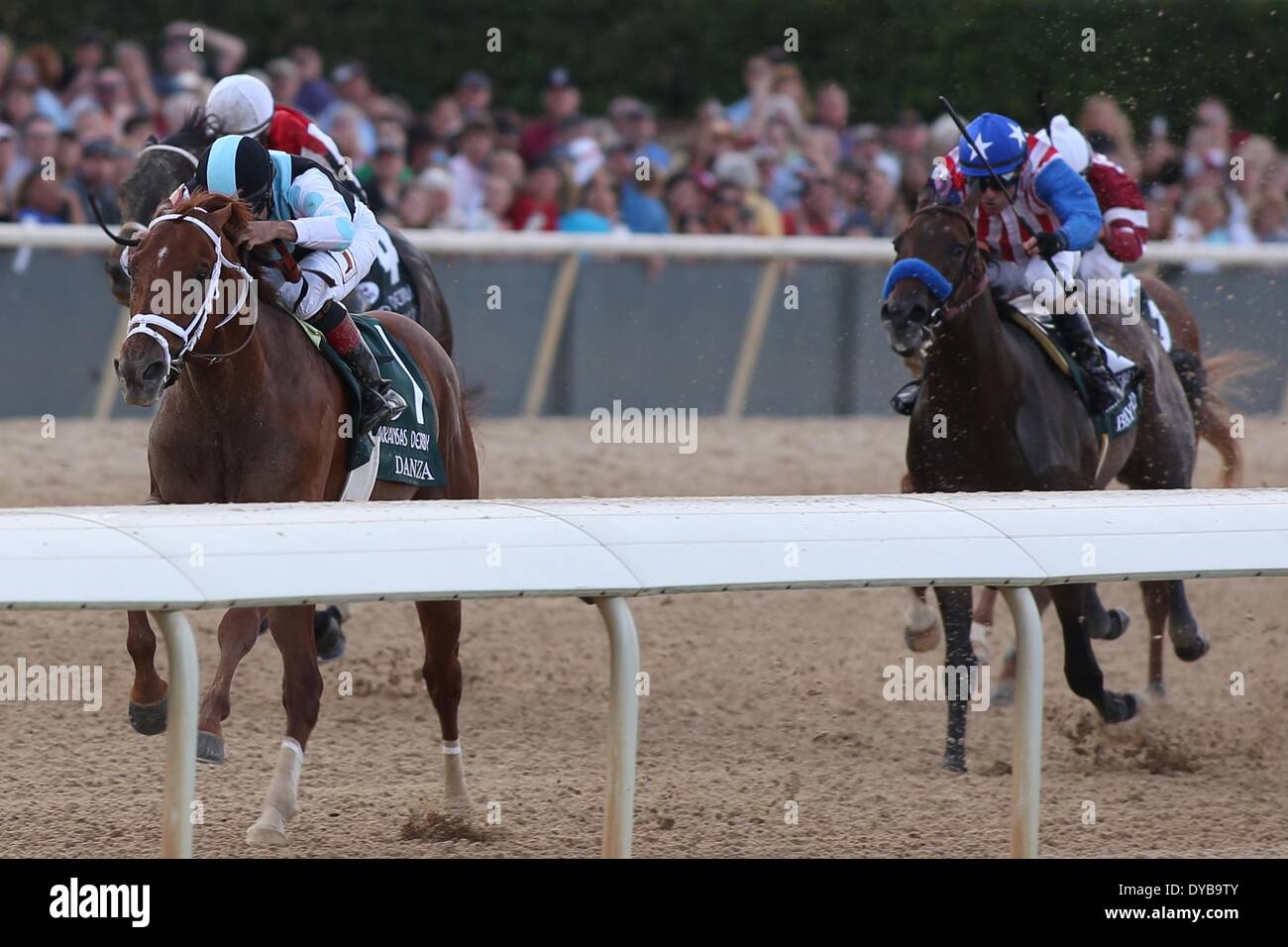 Hot Springs, AR, USA. 12. April 2014. 12. April 2014: #1 Danza mit jockey Joe Bravo an Bord ziehen weg von den anderen Pferden während der Arkansas Derby in Oaklawn Park in Hot Springs, AR. Justin Manning/ESW/CSM/Alamy Live News Stockfoto