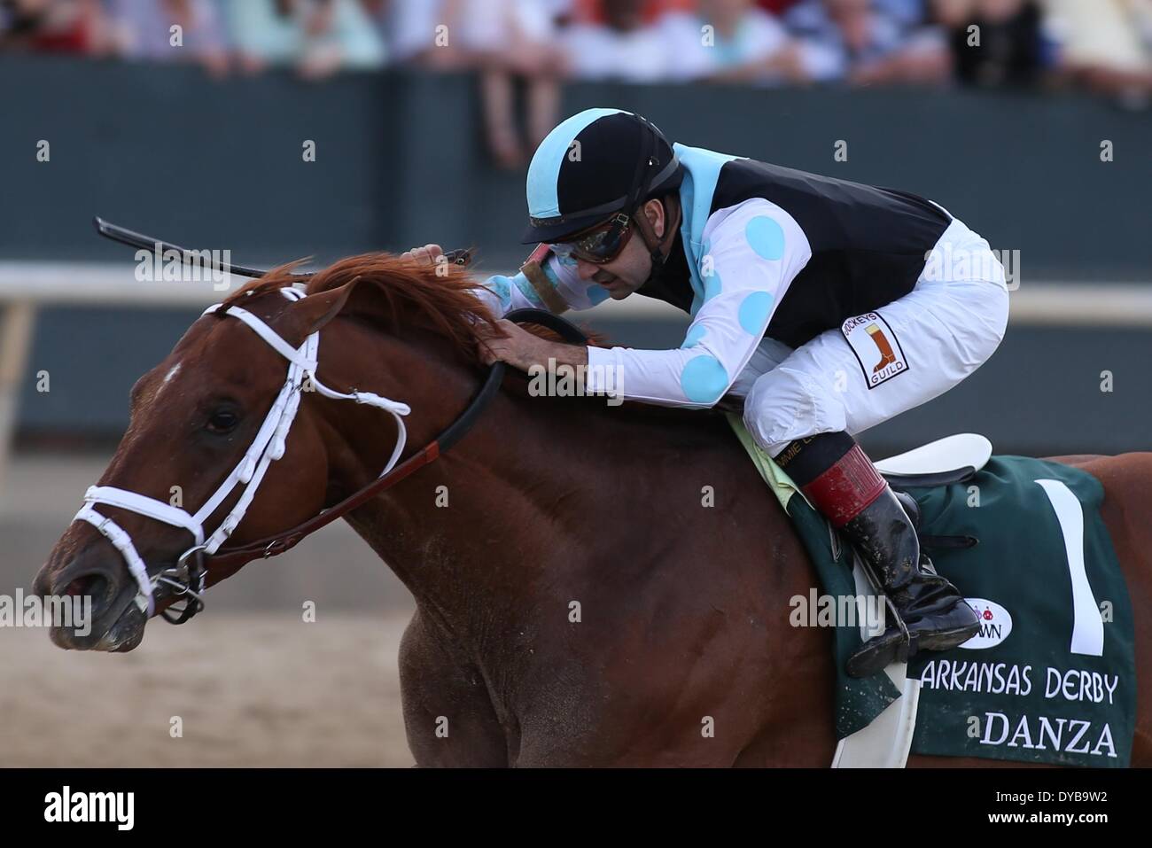 Hot Springs, AR, USA. 12. April 2014. 12. April 2014: #1 Danza mit jockey Joe Bravo an Bord über die Ziellinie, während das Arkansas Derby in Oaklawn Park in Hot Springs, AR. Justin Manning/ESW/CSM/Alamy Live News Stockfoto