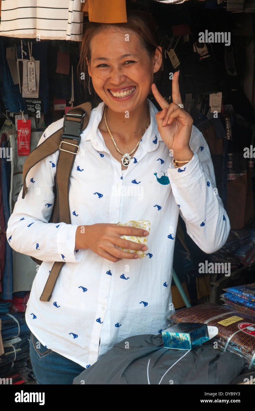 Eine lächelnde Frau Käufer auf dem Markt von Kratie, Kambodscha Stockfoto