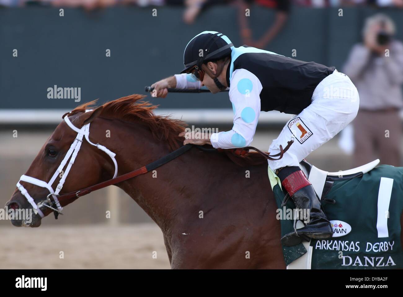 Hot Springs, AR, USA. 12. April 2014. 12. April 2014: #1 Danza mit jockey Joe Bravo an Bord feiern nach der Zieldurchfahrt während der Arkansas Derby in Oaklawn Park in Hot Springs, AR. Justin Manning/ESW/CSM/Alamy Live News Stockfoto