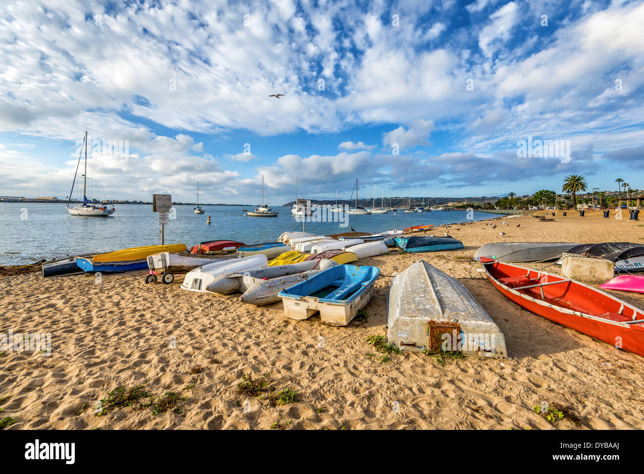 Boote vertäut am Strand. Shelter Island Shoreline Park, San Diego, California, Vereinigte Staaten von Amerika. Stockfoto
