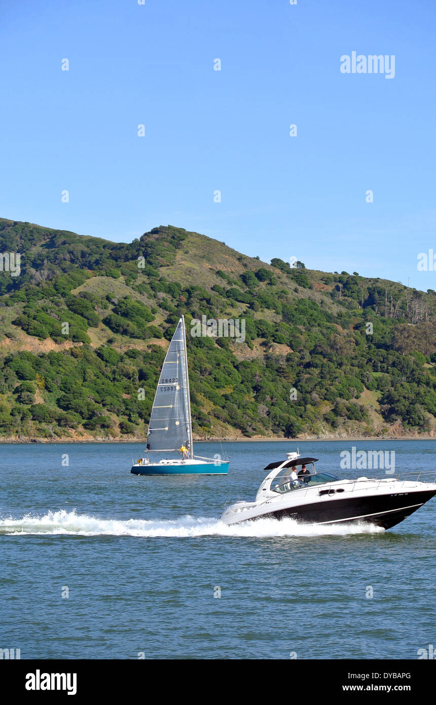 Motor und Segel Boote Segel von Angel Island in der Bucht von San Francisco Stockfoto