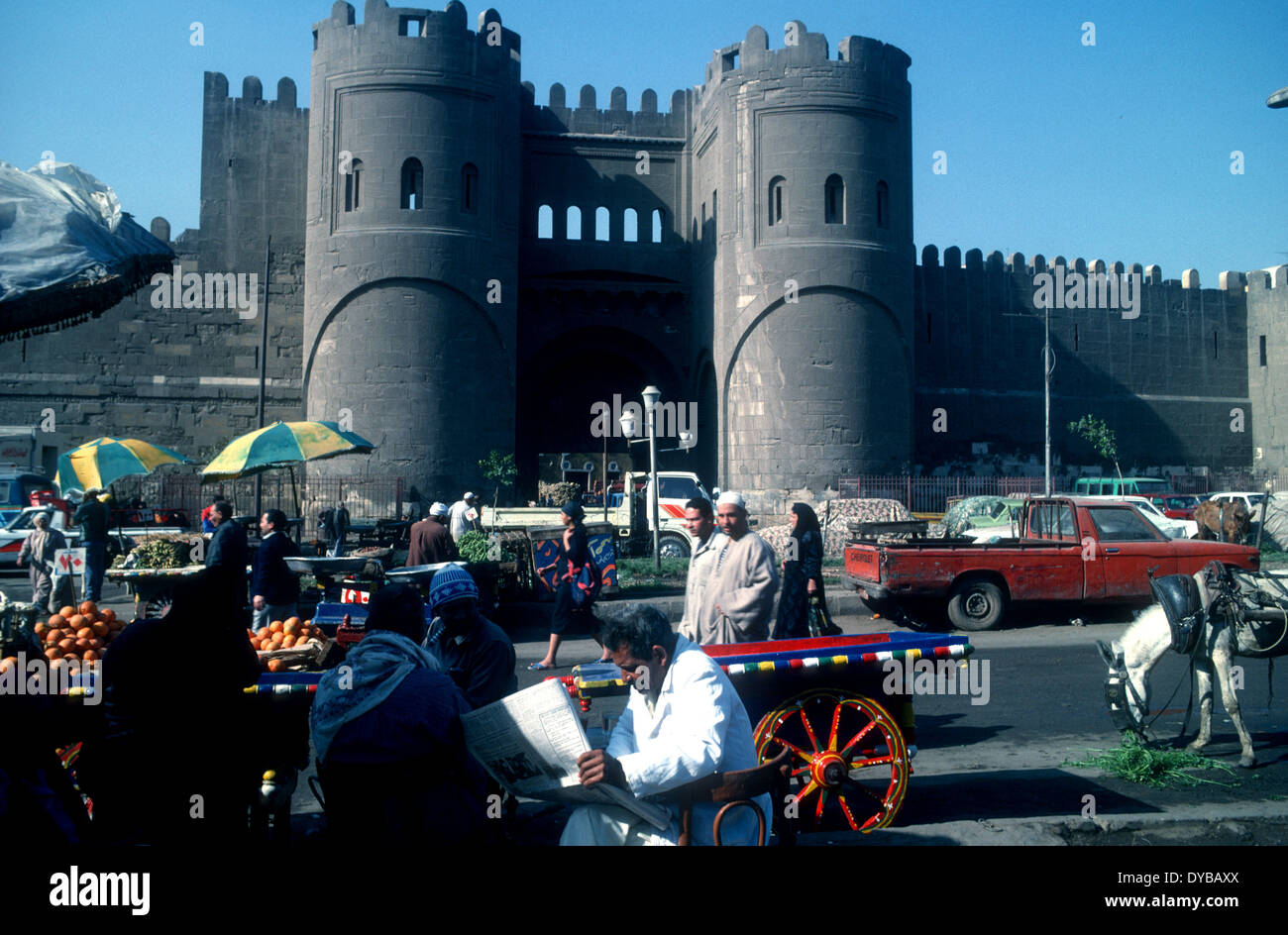 Eine Straßenszene mit Bab al Futah, Bab al Futuh (Eroberungstor) eines der drei verbleibenden Tore in den Mauern der Altstadt von Kairo, Ägypten. Es wurde im Jahr 1087 fertig gestellt und zeigt nach Norden. Stockfoto