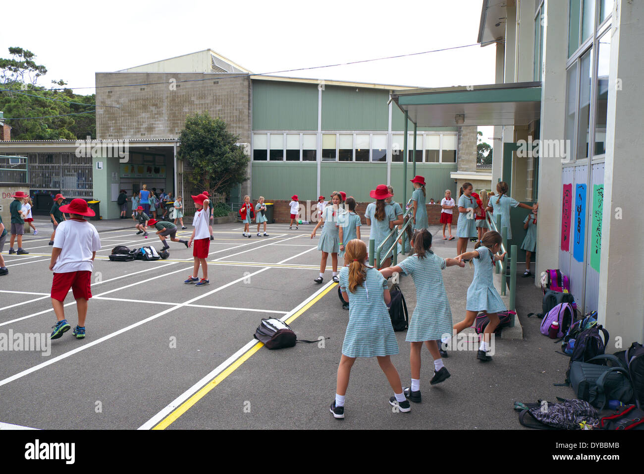 Kinder der Grundschule in Sydney auf dem Schulspielplatz in Sydney NSW Australien spielen während einer Klassenpause in Schuluniform, 2014 Stockfoto