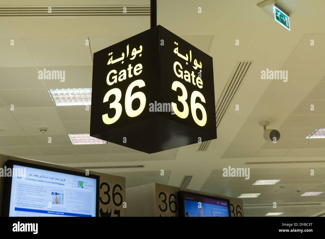 Gelb auf schwarzem Hintergrund Tor anmelden Flughafen Stockfoto