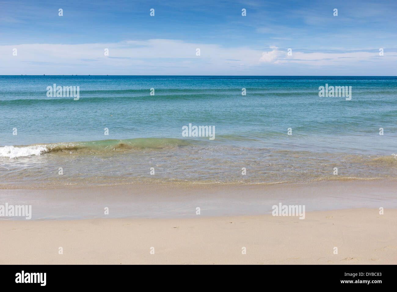 Ruhiges Meer am Strand von Thailand Stockfoto