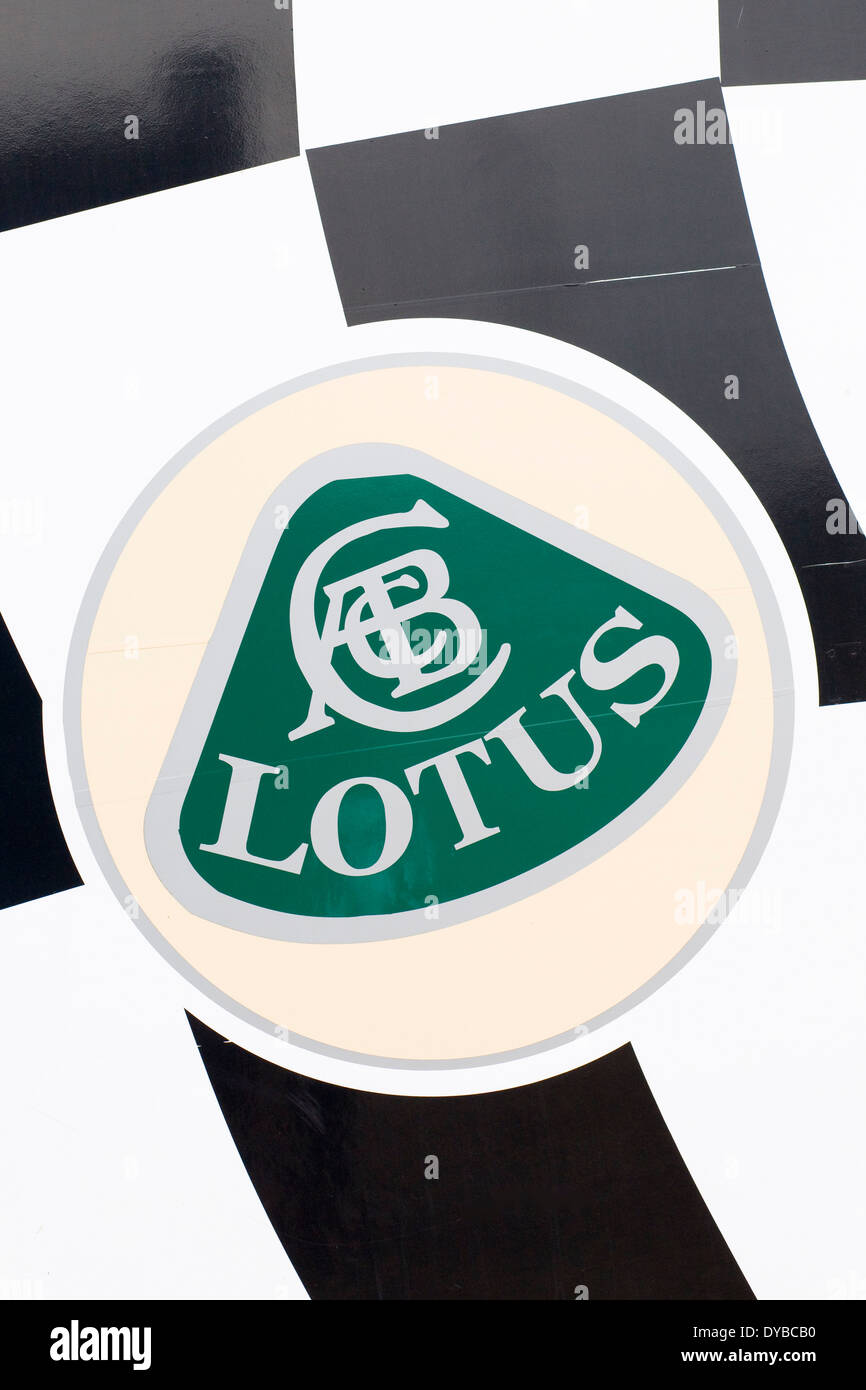 Lotus-Emblem auf einem schwarzen und weißen Starter Flagge Hintergrund Stockfoto