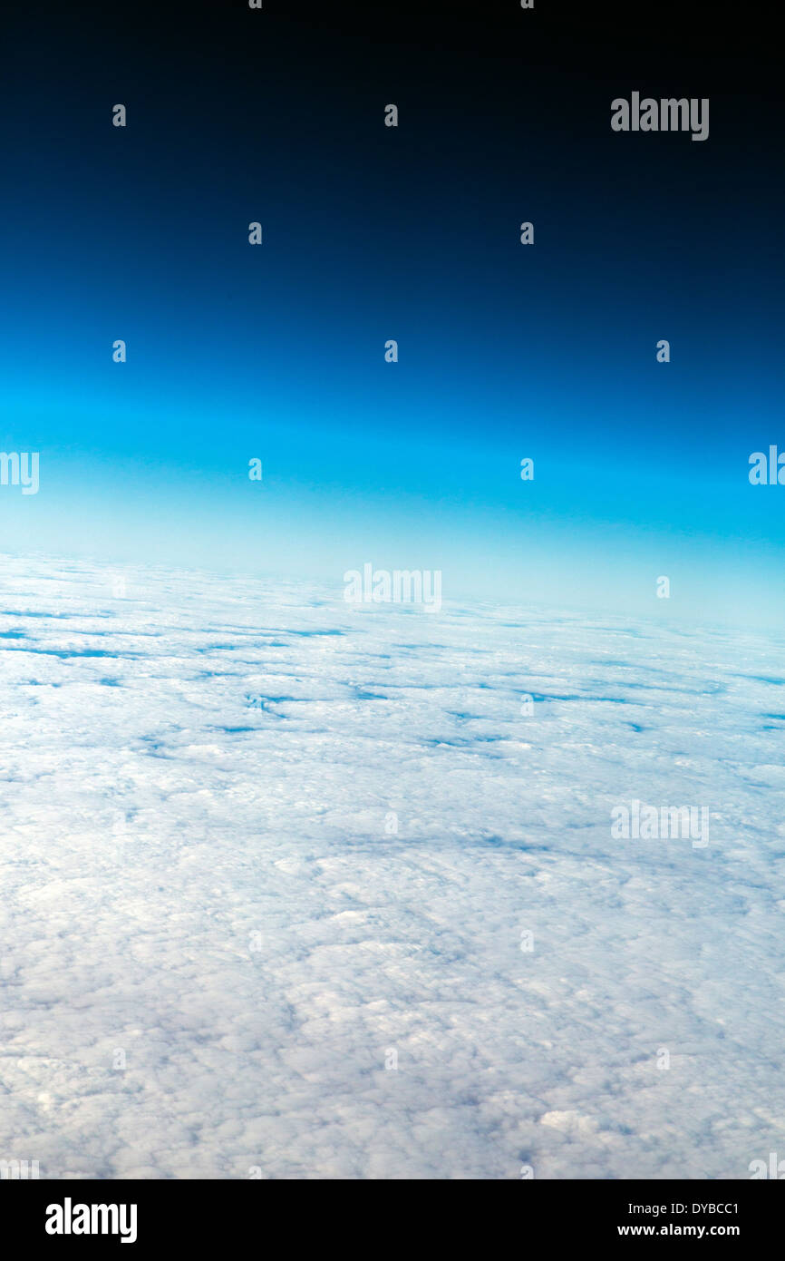 Wolken und blauer Himmel wie aus einem Flugzeug hoch über Australien gesehen Stockfoto