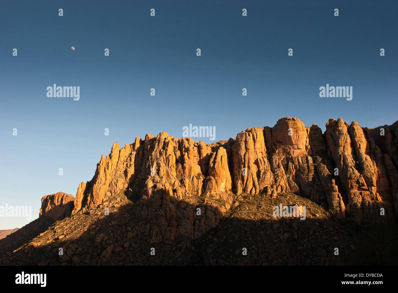 Sonnenuntergang in einer Schlucht auf dem Apache Trail, Superstition Mountains, Arizona Stockfoto