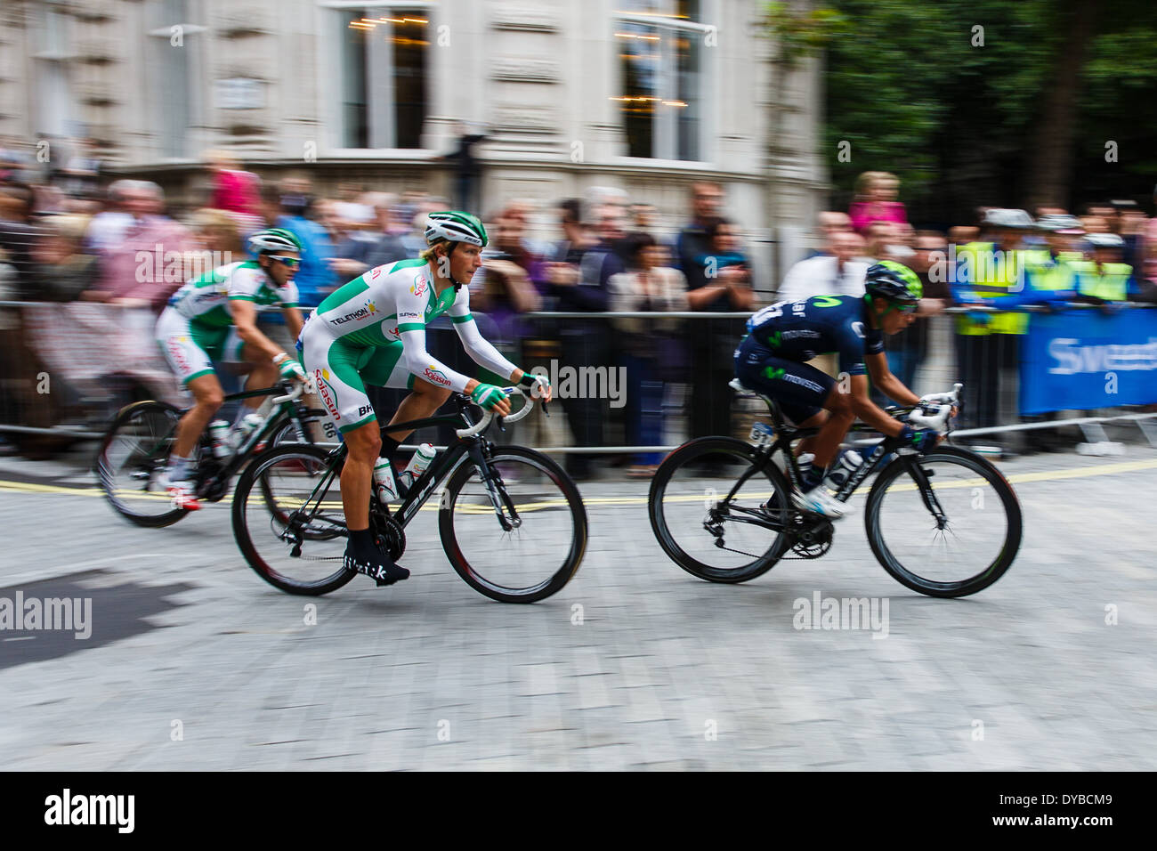 Radfahrer übergeben mit Geschwindigkeit entlang Whitehall Place in 8 Etappe der Tour of Britain professionelle Zyklus 2013. Stockfoto