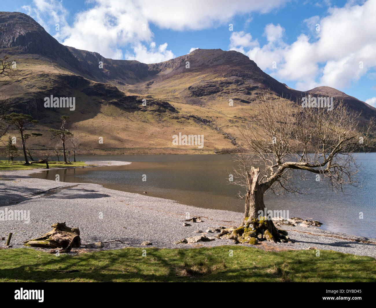 Lake Buttermere Küstenlinie mit Mountain Bereich von hohen Felsen, hohen Stil, grauen Felsen und Butness Combe Corrie unten, Cumbria, UK Stockfoto
