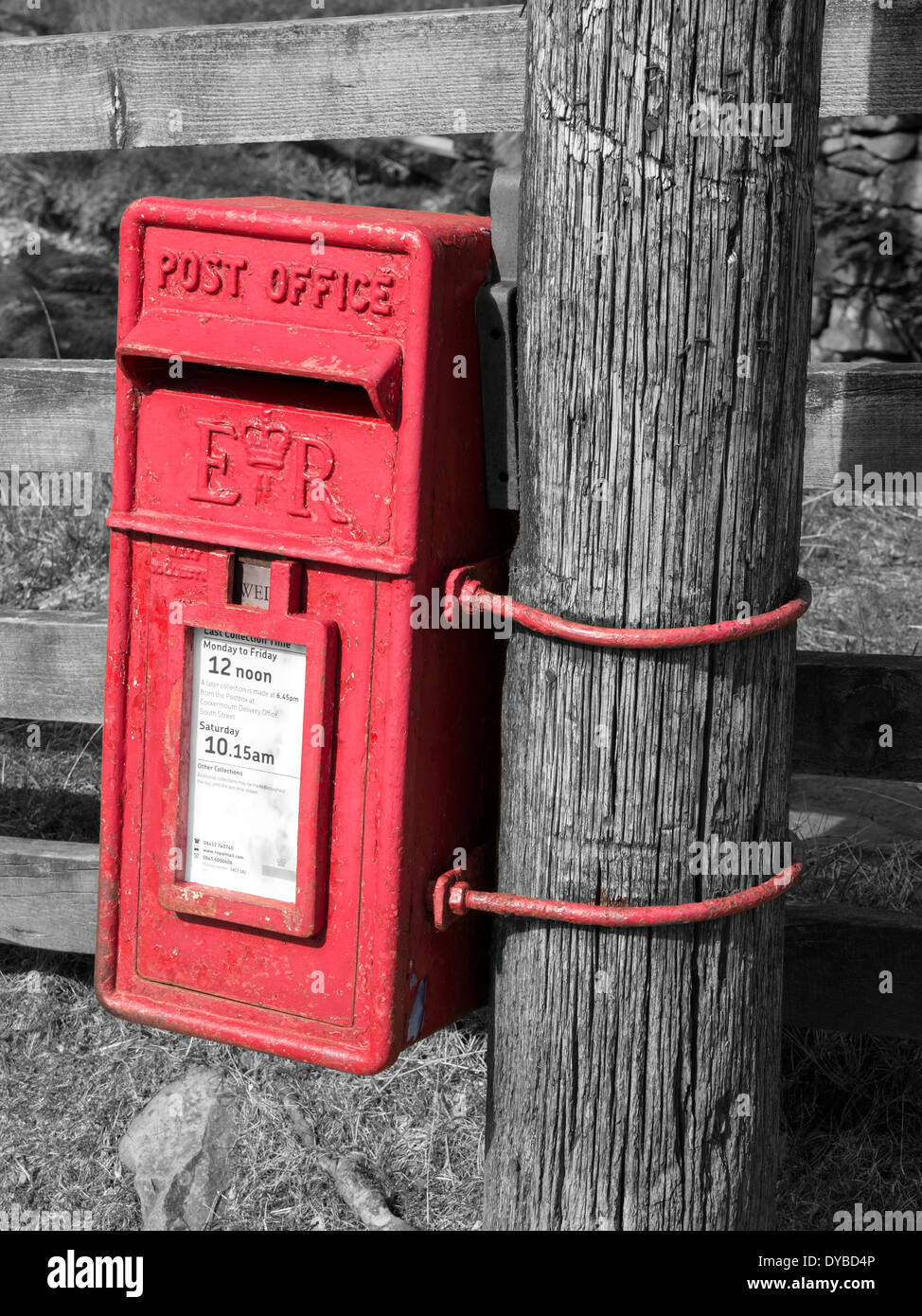 Ländliche leuchtend rot Postamt Post Box an Holzpfosten in englischen Landschaft befestigt Stockfoto