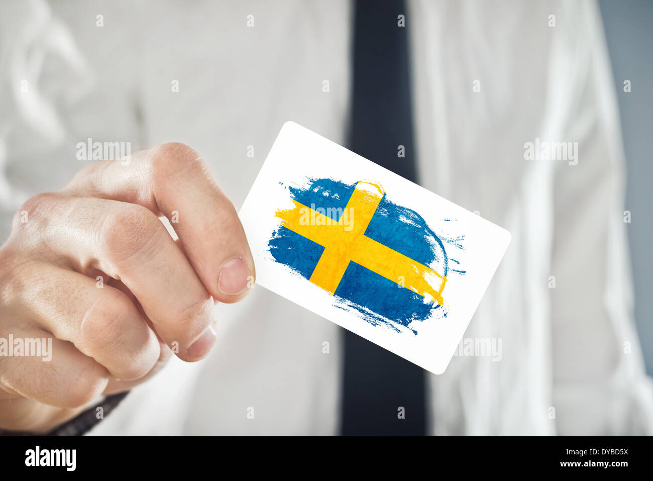 Geschäftsmann hält Visitenkarte mit Schweden Flagge Stockfoto