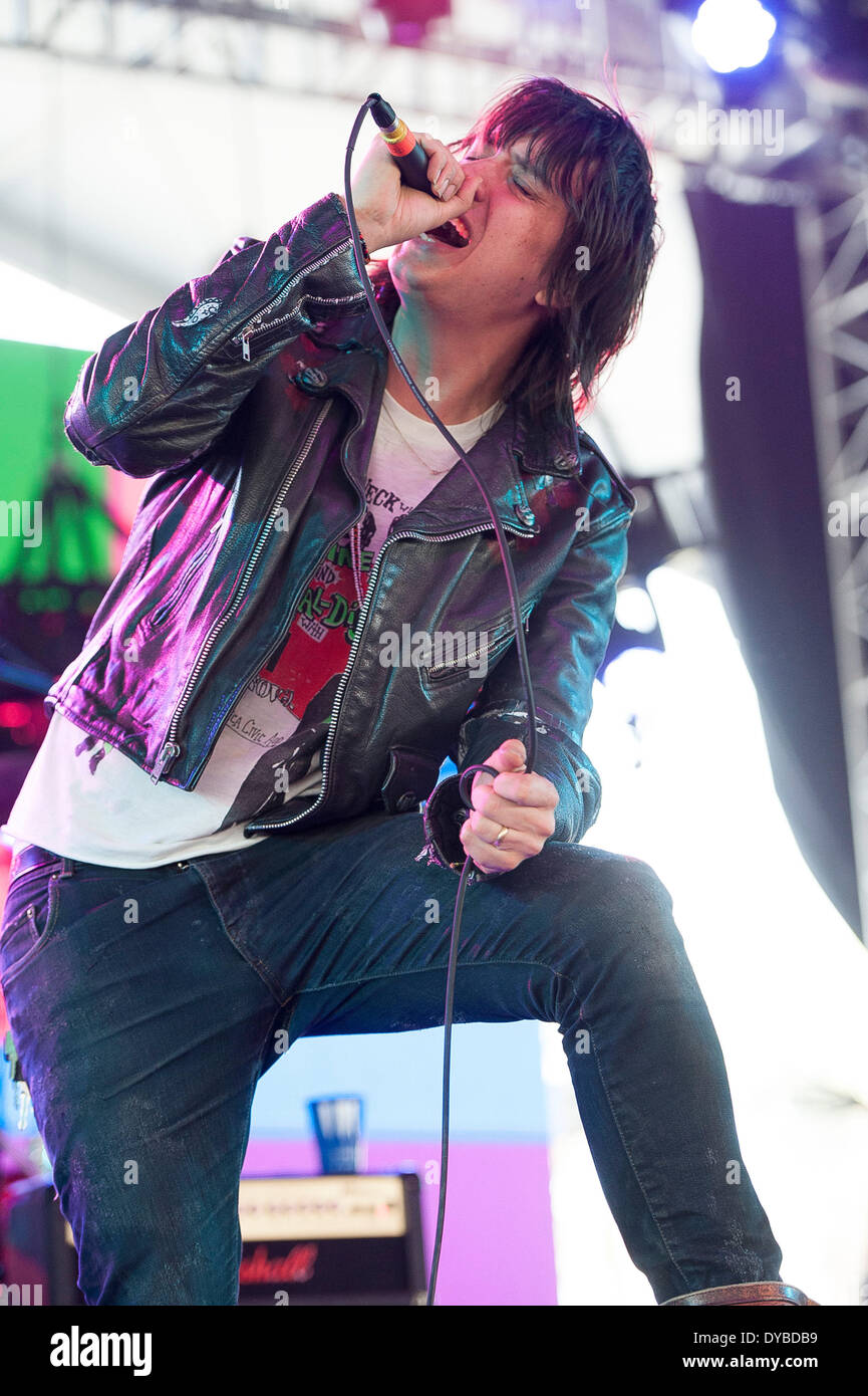Kalifornien, USA. 12. April 2014. Sänger JULIAN CASABLANCAS führt im Rahmen des Coachella Music & Arts Festival 2014, die zu den Empire Polofeld stattfindet. Das dreitägige Festival lockt Tausende von Fans, eine Vielzahl von Künstler auf fünf verschiedenen Bühnen zu sehen. Copyright 2014 Jason Moore. (Kredit-Bild: © Jason Moore/ZUMAPRESS.com) Stockfoto