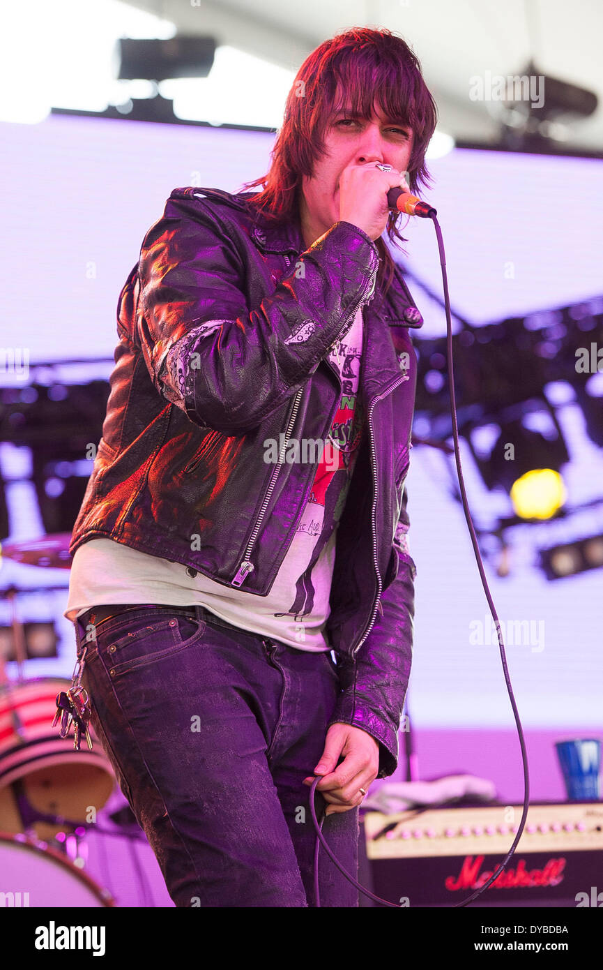 Kalifornien, USA. 12. April 2014. Sänger JULIAN CASABLANCAS führt im Rahmen des Coachella Music & Arts Festival 2014, die zu den Empire Polofeld stattfindet. Das dreitägige Festival lockt Tausende von Fans, eine Vielzahl von Künstler auf fünf verschiedenen Bühnen zu sehen. Copyright 2014 Jason Moore. (Kredit-Bild: © Jason Moore/ZUMAPRESS.com) Stockfoto