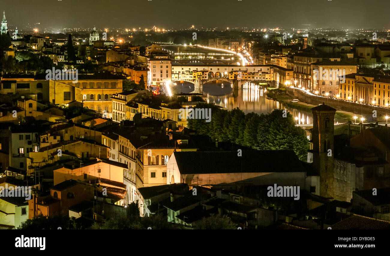 Florenz, Italien - Skyline-Blick über den Fluss Arno und Ponte Vecchio Stockfoto