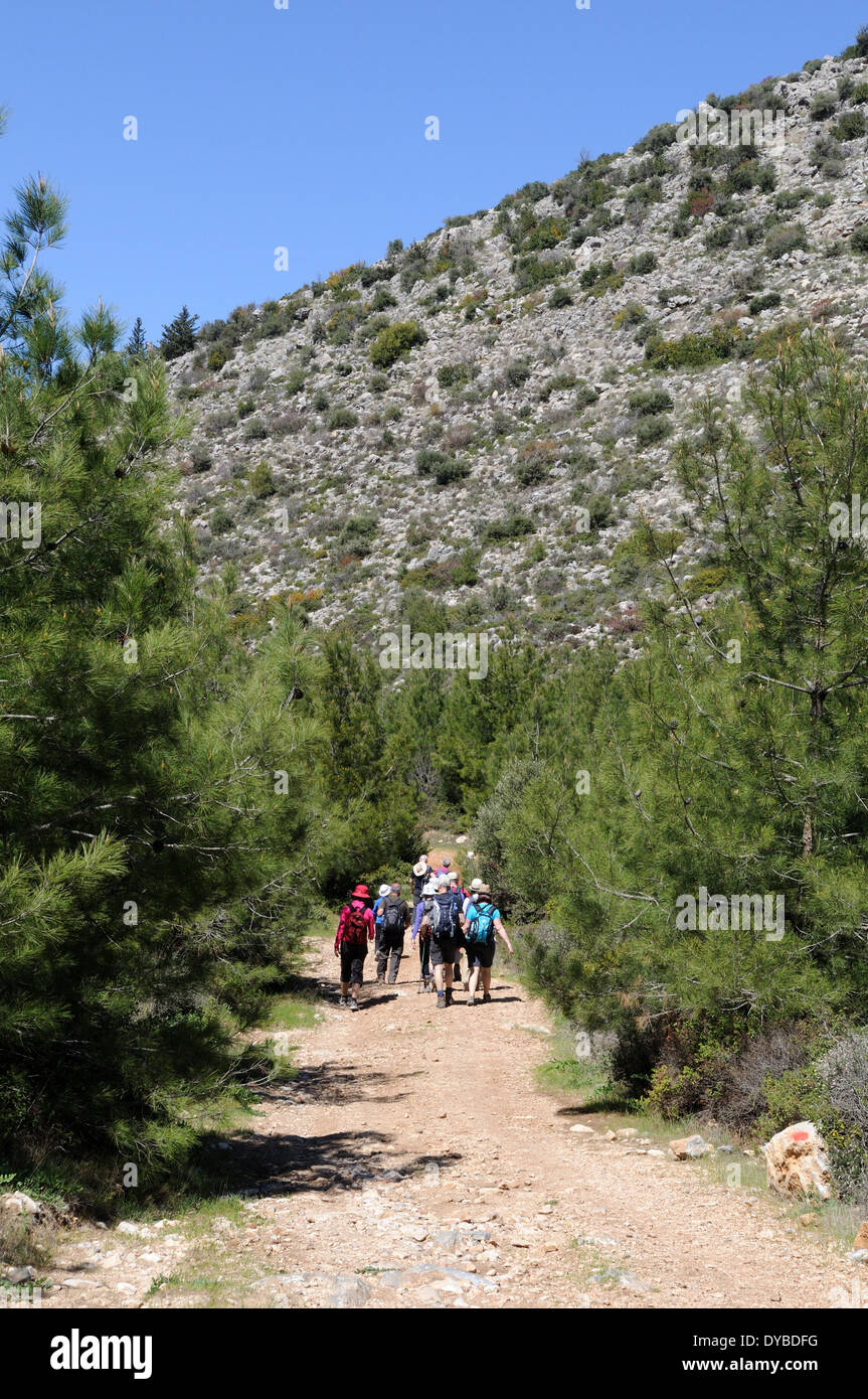 Wanderer auf einer der das alte Netz der Wege Besparmak Gebirge Nordzypern Stockfoto