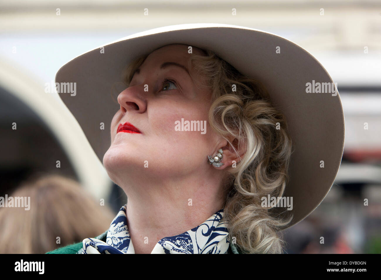 Dame in hat Frau mittleren Alters Sightseeing in Prag in der Tschechischen Republik Stockfoto