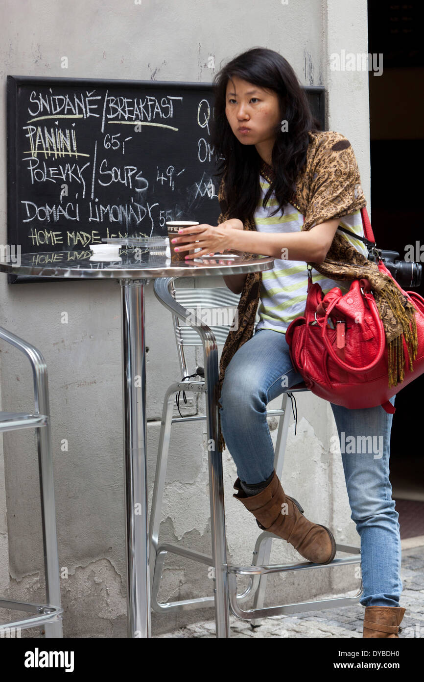 Tourist Prag eine Frau in einem Straßencafé Prag Altstadt Straße Tschechische Republik Stockfoto