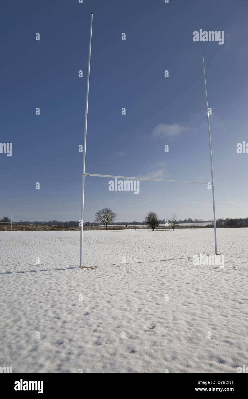 Winter-Schnee-Szene zeigt eine Schnee bedeckt Sportplatz mit Rugby-Torpfosten im Vordergrund Stockfoto