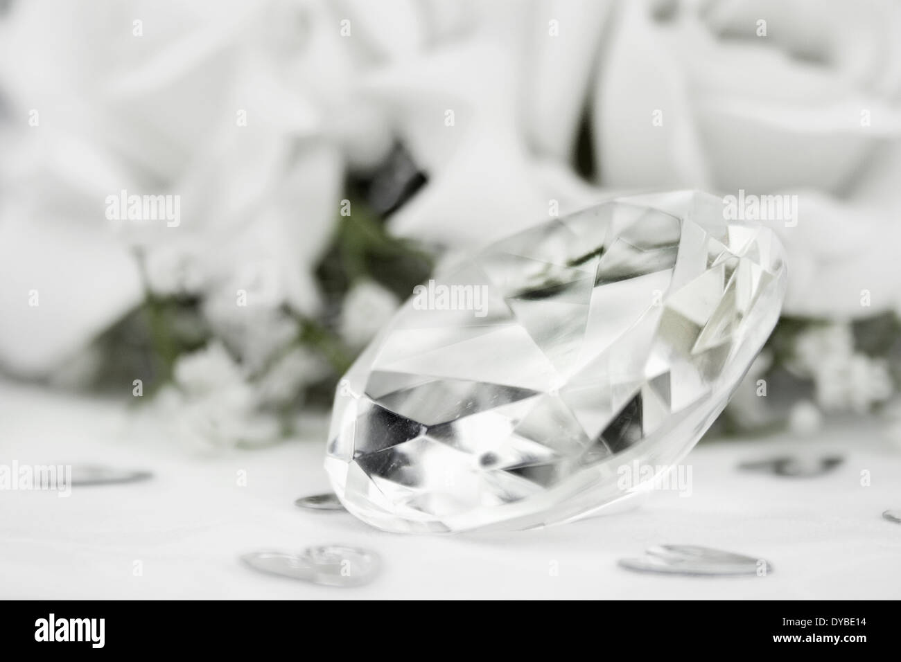 Nahaufnahme eines gefälschten Klarglas Diamanten auf einer Hochzeitstafel Stockfoto