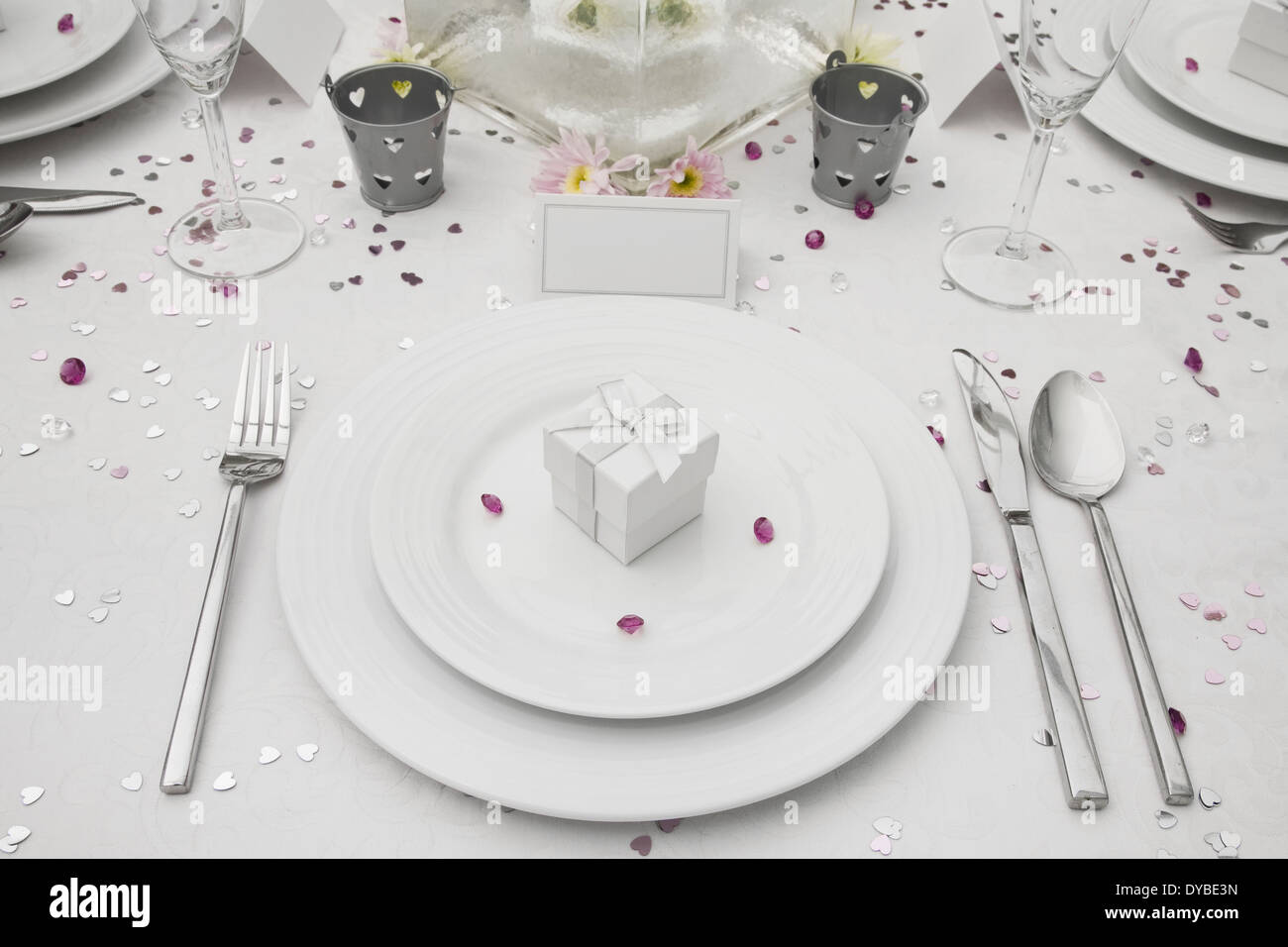 Tabellenanzeige mit Hochzeit zugunsten Box auf einem Teller Porzellan Hochzeit Stockfoto