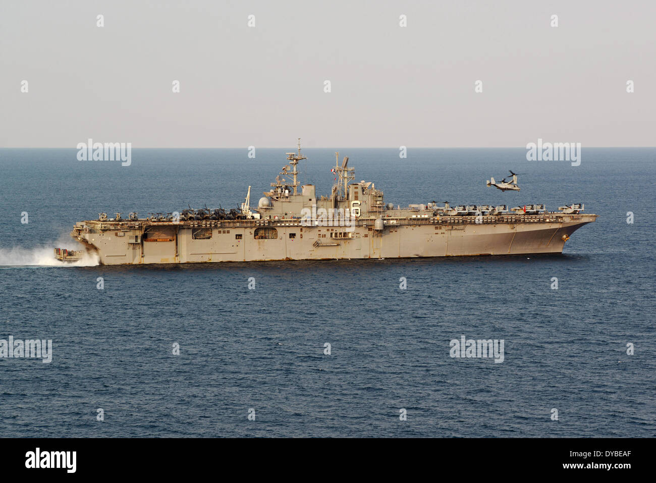 Ein uns Marine Corp Osprey Flugzeug startet aus dem Flugdeck der amphibischen Angriff Schiff USS Bonhomme Richard während der Operationen 11. April 2014 in das Ostchinesische Meer. Stockfoto