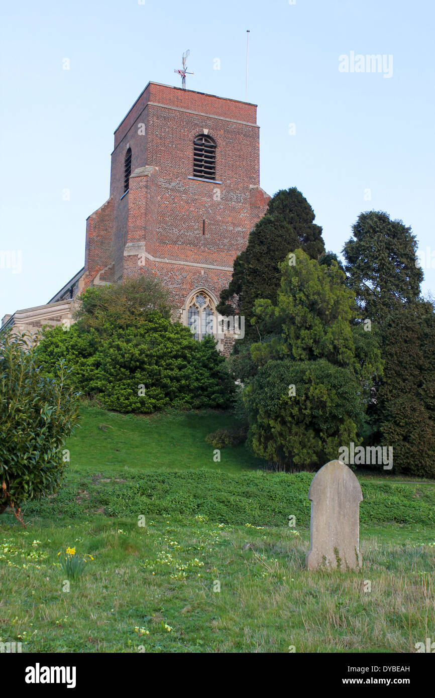 Shillington Kirche in Bedfordshire Ansicht von unten auf dem Friedhof Stockfoto
