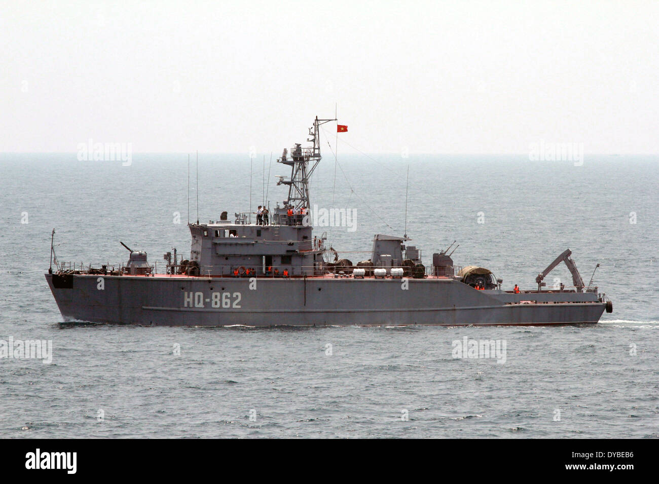Vietnam Marine Minesweeper arbeitet HQ 862 neben der US Navy USS John S. McCain während ihrer ersten gemeinsamen Such- und Rettungsaktionen Übung 12. April 2014 in das Südchinesische Meer. Stockfoto