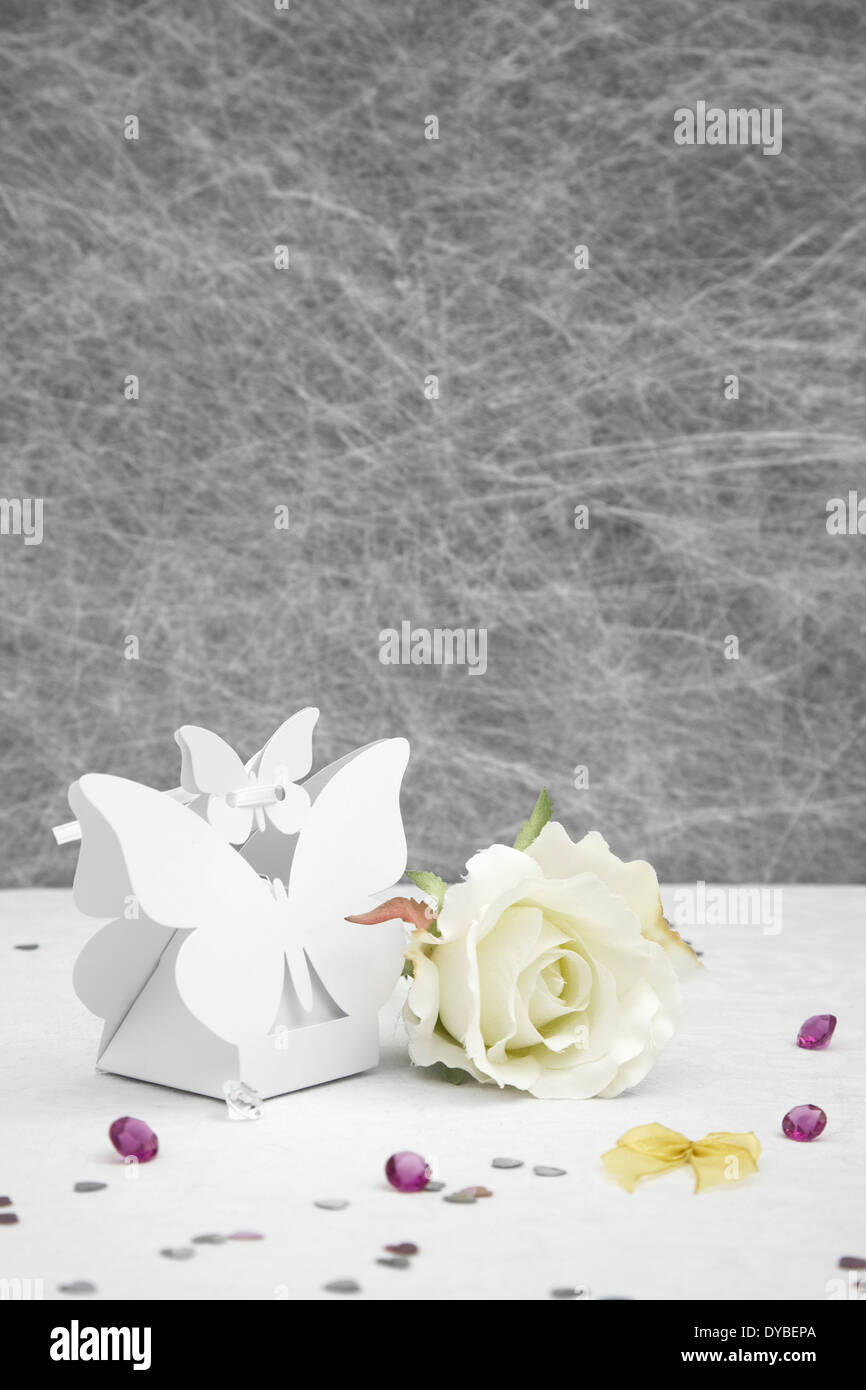 Gunst Schmetterling Form Felder auf einer weißen Tischdecke mit Bögen, silbernes Herz Konfetti und kleinen Diamanten Tischdeko Hochzeit Stockfoto