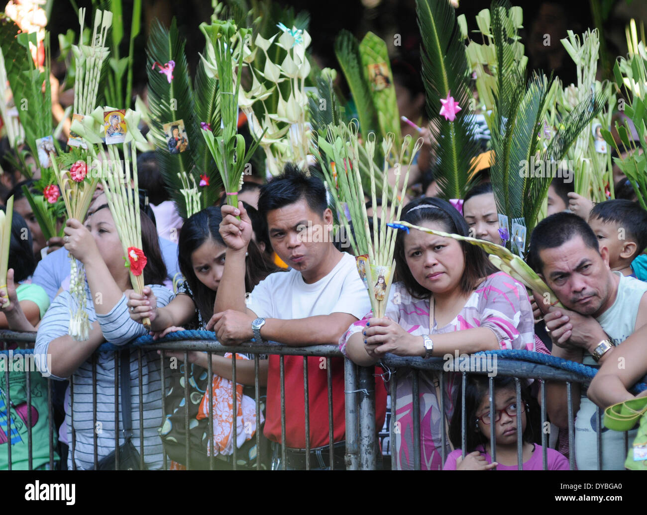 Manila, Philippinen. 13. April 2014. MANILA, Philippinen - Filipinos warten für den Priester um ihre Palmwedel am Palmsonntag bei der nationalen Schrein von unsere Mutter von der immerwährenden Hilfe in Baclaran, Paranaque City, südlich von Manila am 13. April 2014 zu segnen. Am Palmsonntag von philippinischen Katholiken zum Gedenken an die Ankunft Jesu in Jerusalem gefeiert und markiert den Beginn der Karwoche, beobachtet von den Katholiken weltweit. Bildnachweis: George Calvelo/NurPhoto/ZUMAPRESS.com/Alamy Live-Nachrichten Stockfoto