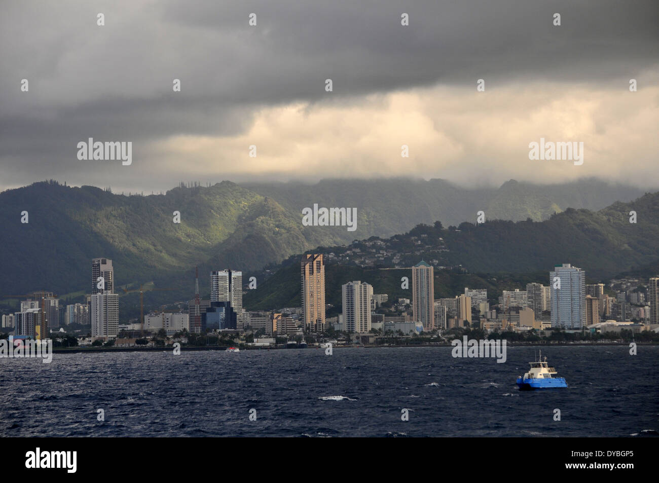 Honolulu und Koolau Berge an einem bewölkten Tag, Oahu, Hawaii, USA Stockfoto