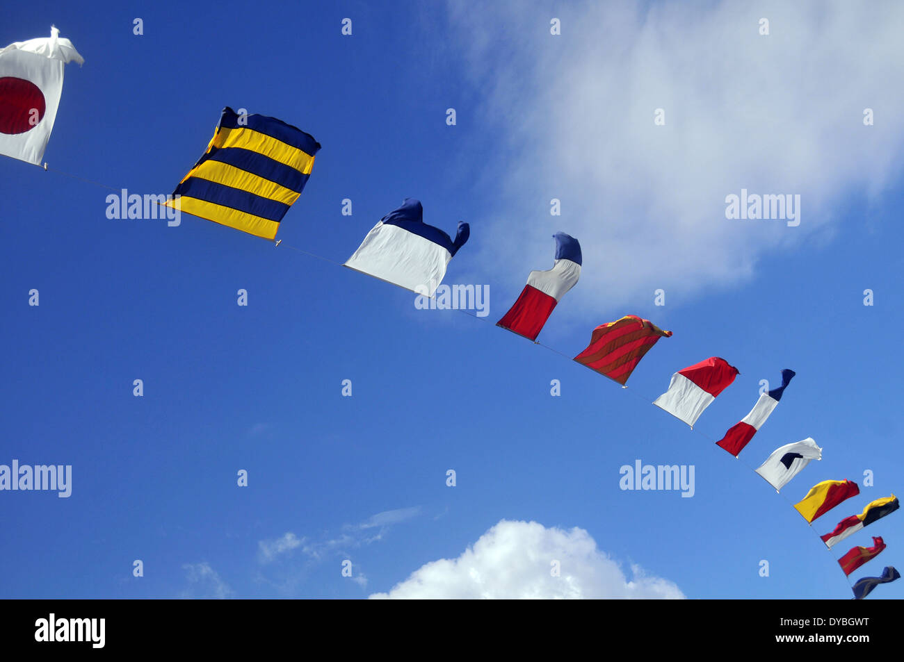 Flaggen der verschiedenen Länder weht der Wind an einem sonnigen Tag, Oahu, Hawaii, USA Stockfoto