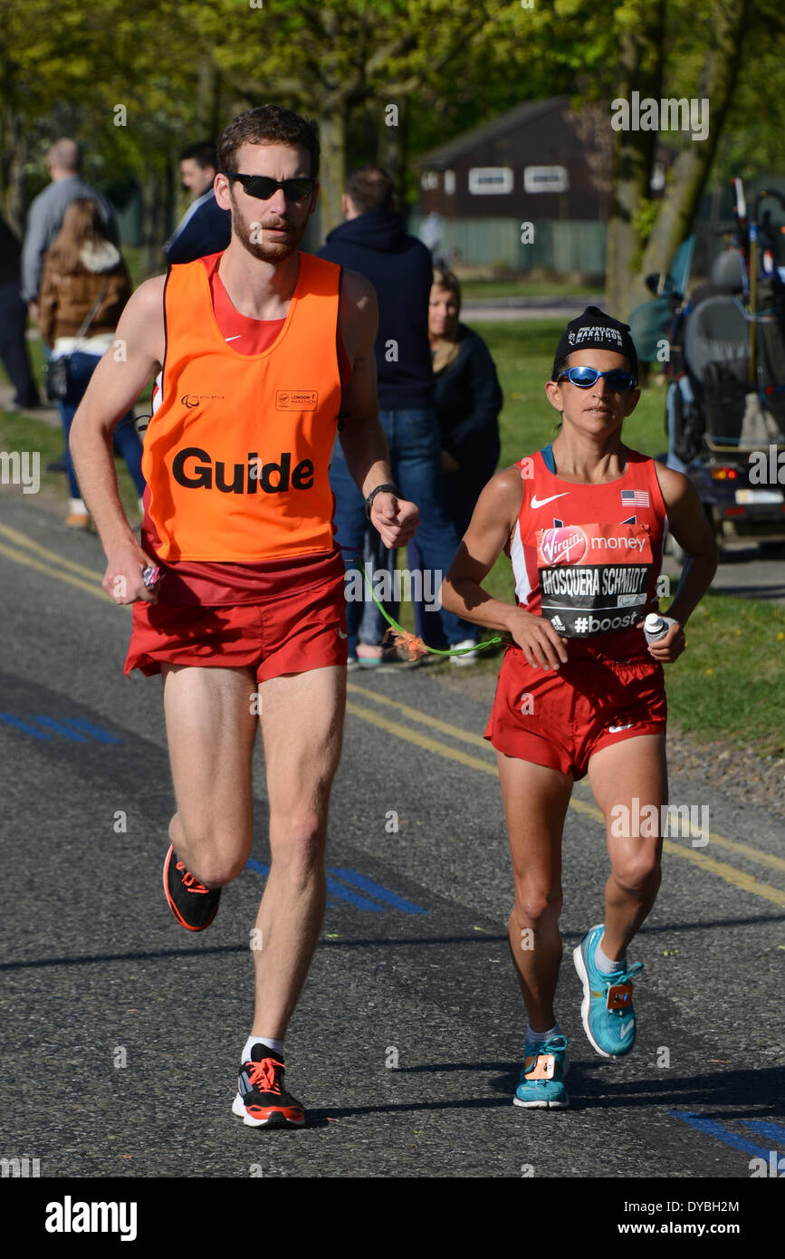 London, UK. 13. April 2014. London Marathon IPC Rennen Rechen Ort im Zentrum Stadt, vorbei an Shooters Hill Road bei Woolwich Arsenal in London. Bildnachweis: Siehe Li/Alamy Live News Stockfoto