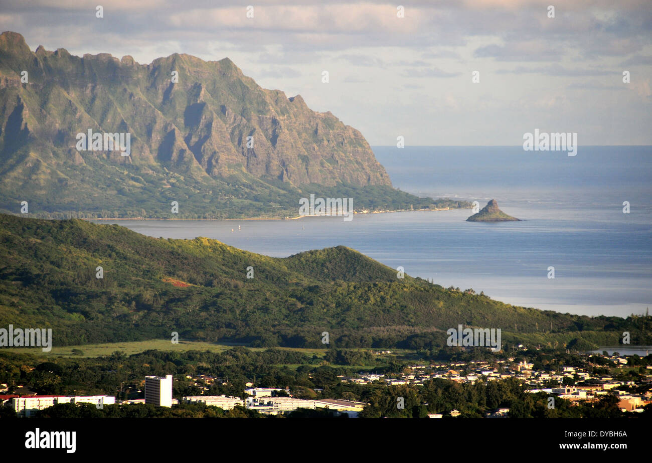 Panoramablick auf die Kualoa-Berge und die Insel Mokoli'i (früher bekannt als der veraltete Begriff „Chinaman's hat“), Kaneohe, Oahu, Hawaii, USA Stockfoto
