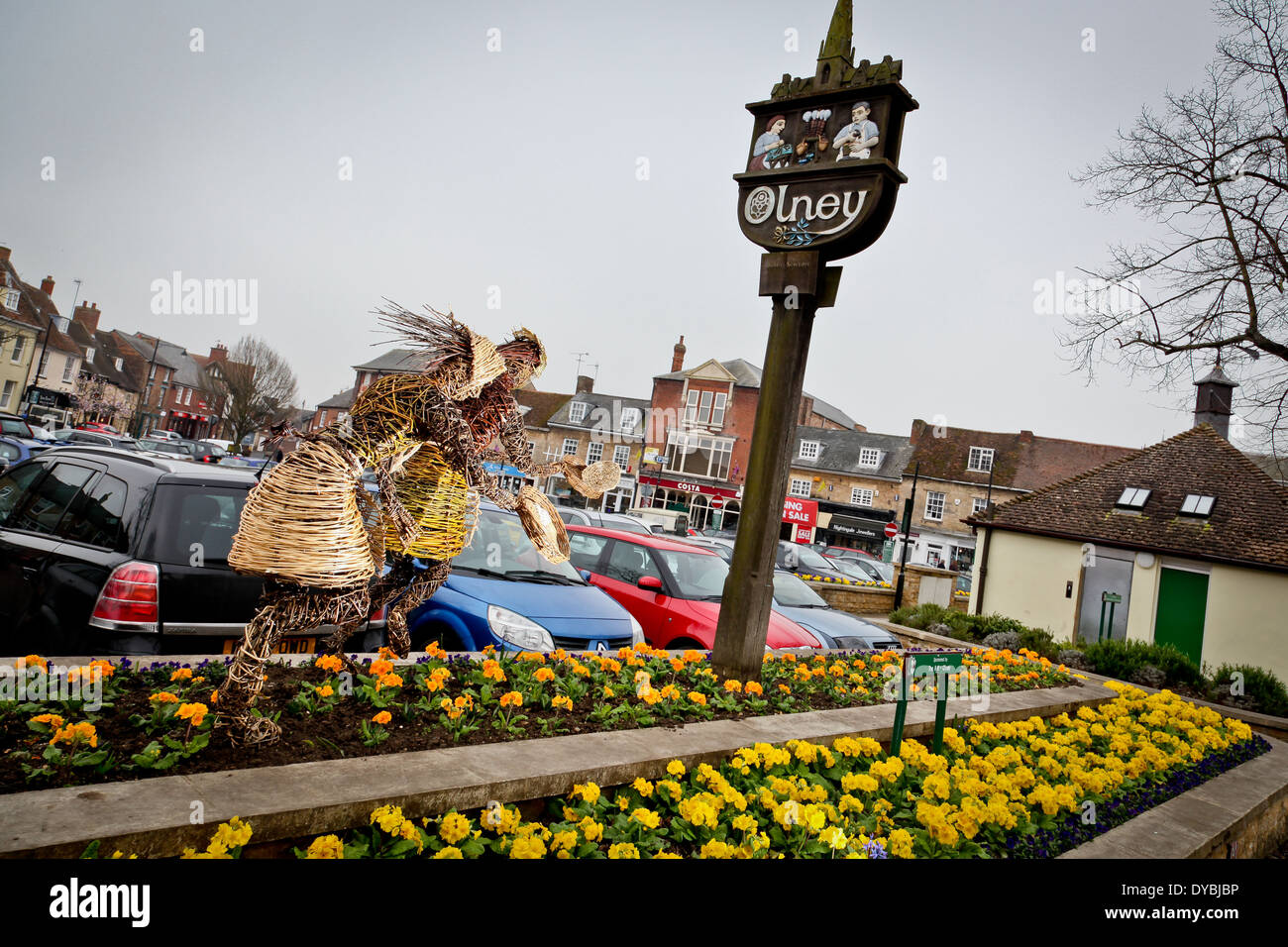 Wicker Zahlen Darstellung Olney Pancake Race. Olney in Dollar, ist die Lage der bekanntesten Pfannkuchen-Rennen der Welt Stockfoto