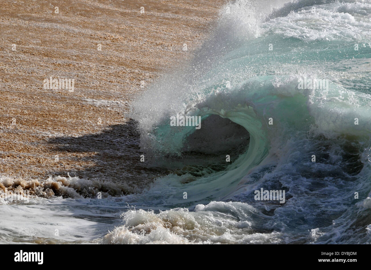 Riesige Wellen brechen in Waimea Bay Beach, North Shore, Oahu, Hawaii, USA Stockfoto