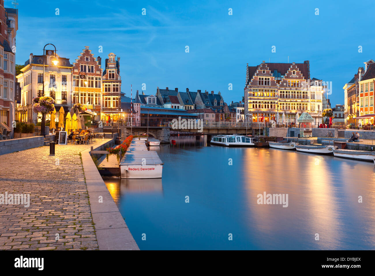 Nächtliche Langzeitbelichtung Schuss des berühmten Kanals mit Graslei in Gent, Belgien. Stockfoto