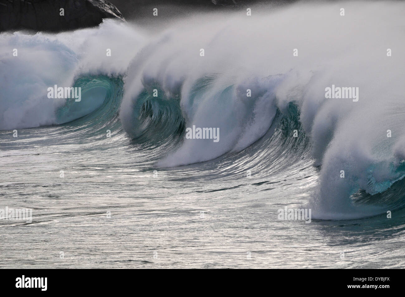 Riesige Wellen brechen in Waimea Bay Beach, North Shore, Oahu, Hawaii, USA Stockfoto