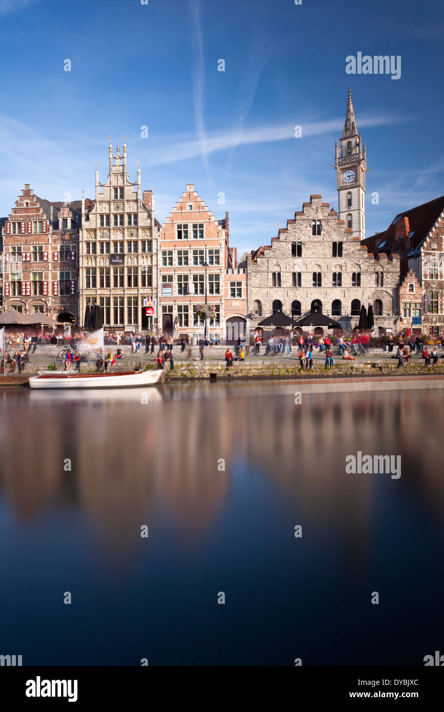 Der berühmte Kanal mit Graslei in Gent, Belgien. Stockfoto