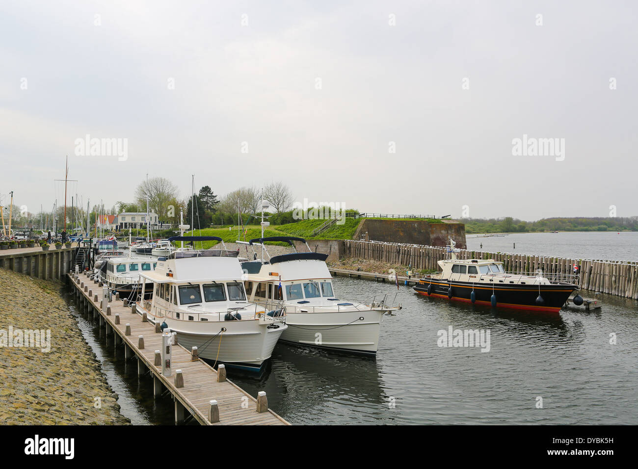 Yacht Hafen am Veerse Meer in der schönen Stadt Veere, in der Nähe von Middelburg, Zeeland, Niederlande. Stockfoto