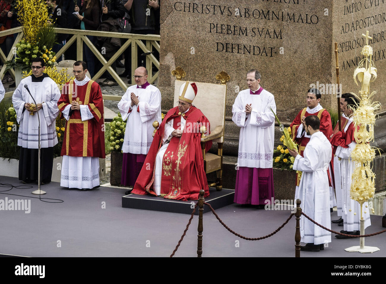 Rom, Italien. 13. April 2014.  Papst Francis feiert am Palmsonntag Masse in dem Petersplatz im Vatikan. Tausende von Gläubigen, Touristen und Pilger haben eine feierlichen Palmsonntag Messe auf dem Petersplatz im Vatikan Papst Francis angeschlossen. Bildnachweis: Giuseppe Ciccia/NurPhoto/ZUMAPRESS.com/Alamy Live-Nachrichten Stockfoto