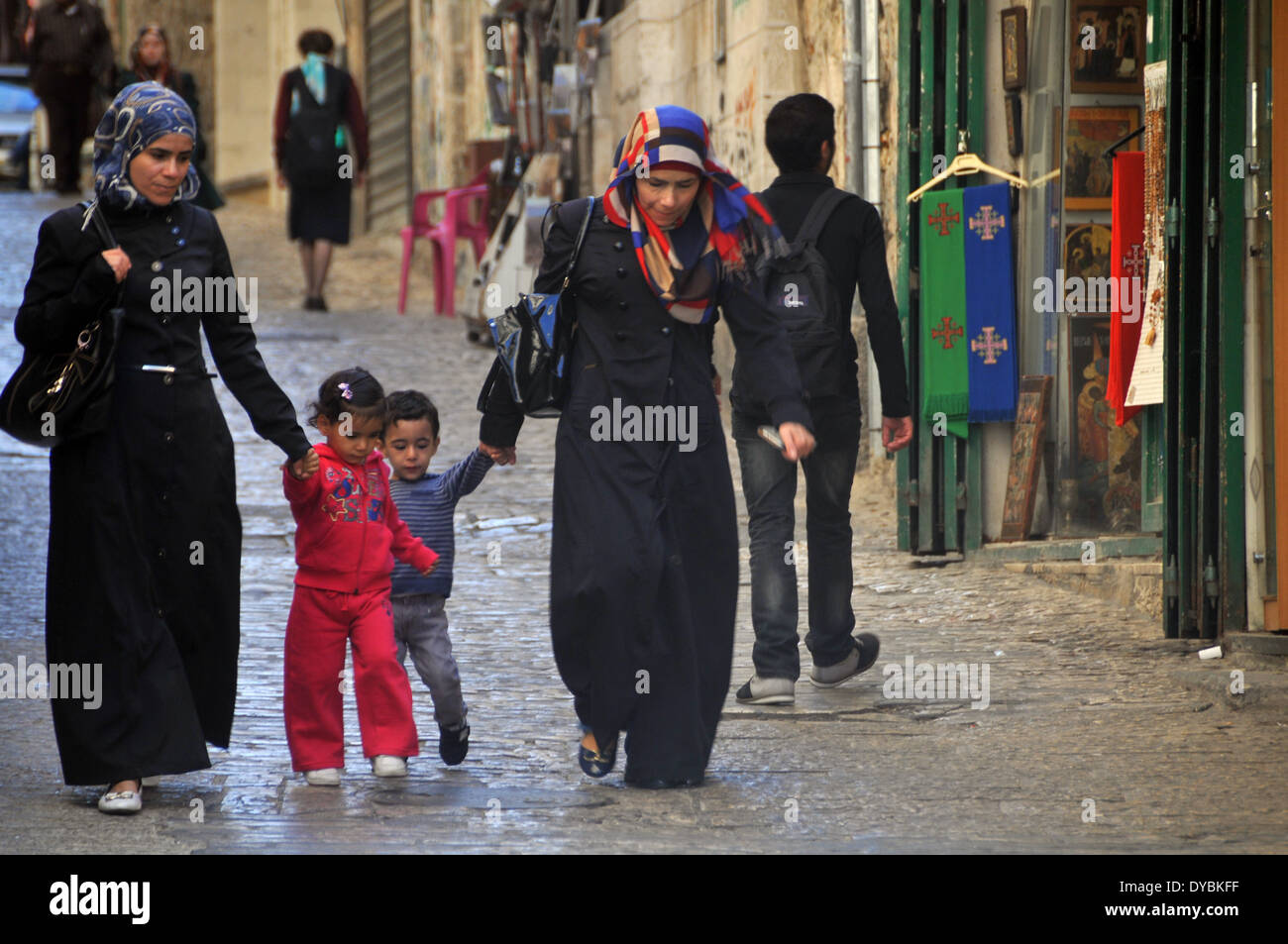 Zwei Frauen und zwei Kinder Fuß in einer Gasse im muslimischen Viertel, Altstadt von Jerusalem, Israel Stockfoto