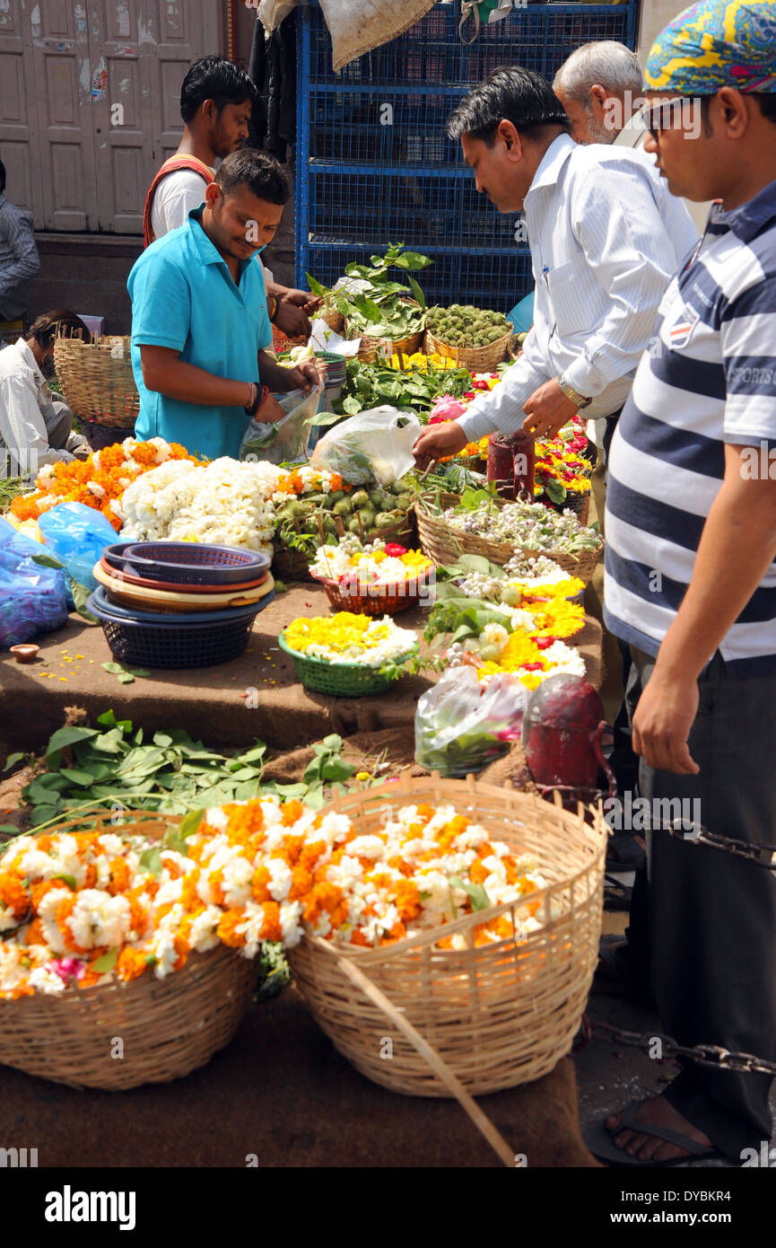 Delhi, Indien. 6. April 2014. Ein Mann, der Verkauf von Blumen für den religiösen Gebrauch. Stockfoto