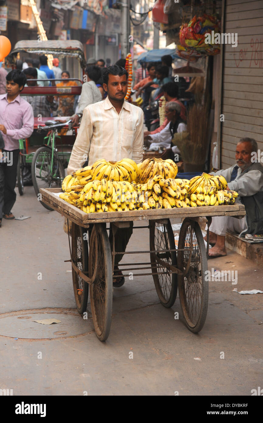 Delhi, Indien. 6. April 2014. Eine indische Banane Verkäufer lagen seine gut in den engen Gassen von Alt-Delhi, Indien. Stockfoto