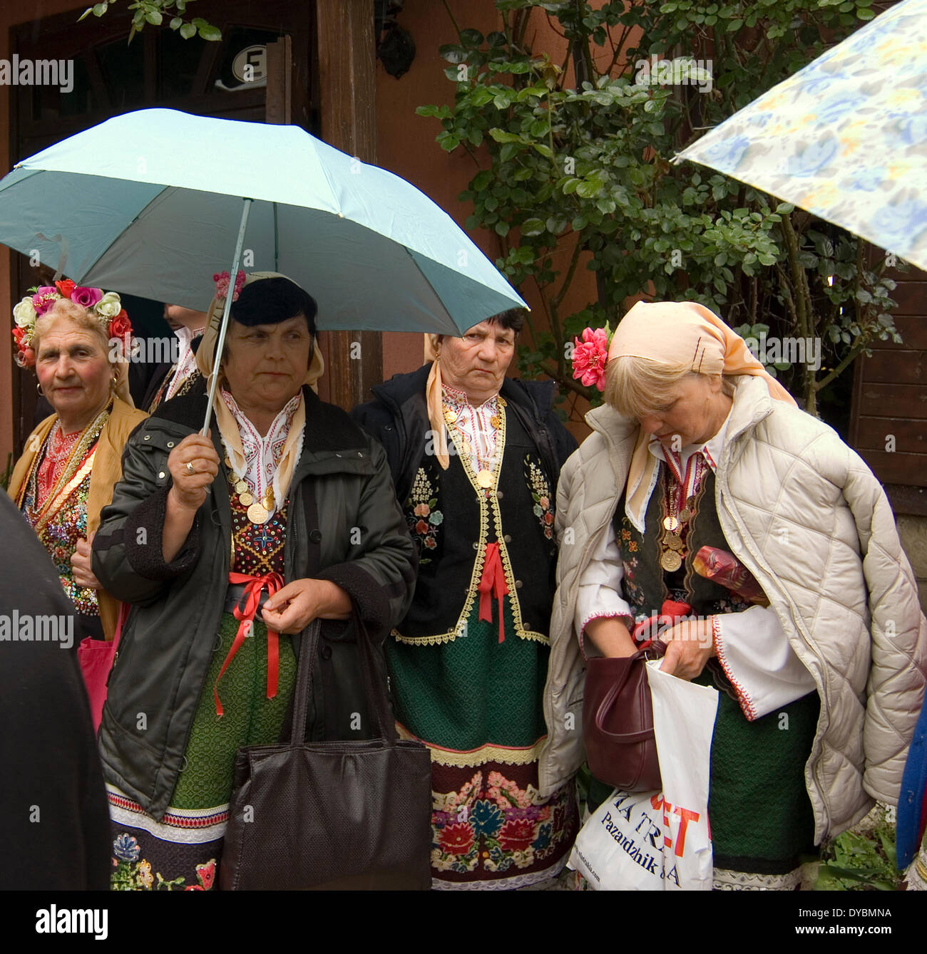 Bulgarien allgemein Iznovo April 13. 2014: Sonntag vor Ostern Bulgaren das Fest des St. Lazarus feiern eine Festival mit dem Brauch der Lazaruwane Frühling Brauch von Jungfrauen gefolgt und häufig bei allen Bulgaren ein Ritual, an diesem Tag mit einigen Elementen durchgeführt Alter sind strukturiert (heiratsfähigen Mädchen) zum Thema Liebe und Ehe in Lazar Lieder und Tanz, die Rituale sind am Palmsonntag die Mädchen, die an diesem Brauch teilnehmen werden Lazarki genannt. © Clifford Norton/Alamy Stockfoto