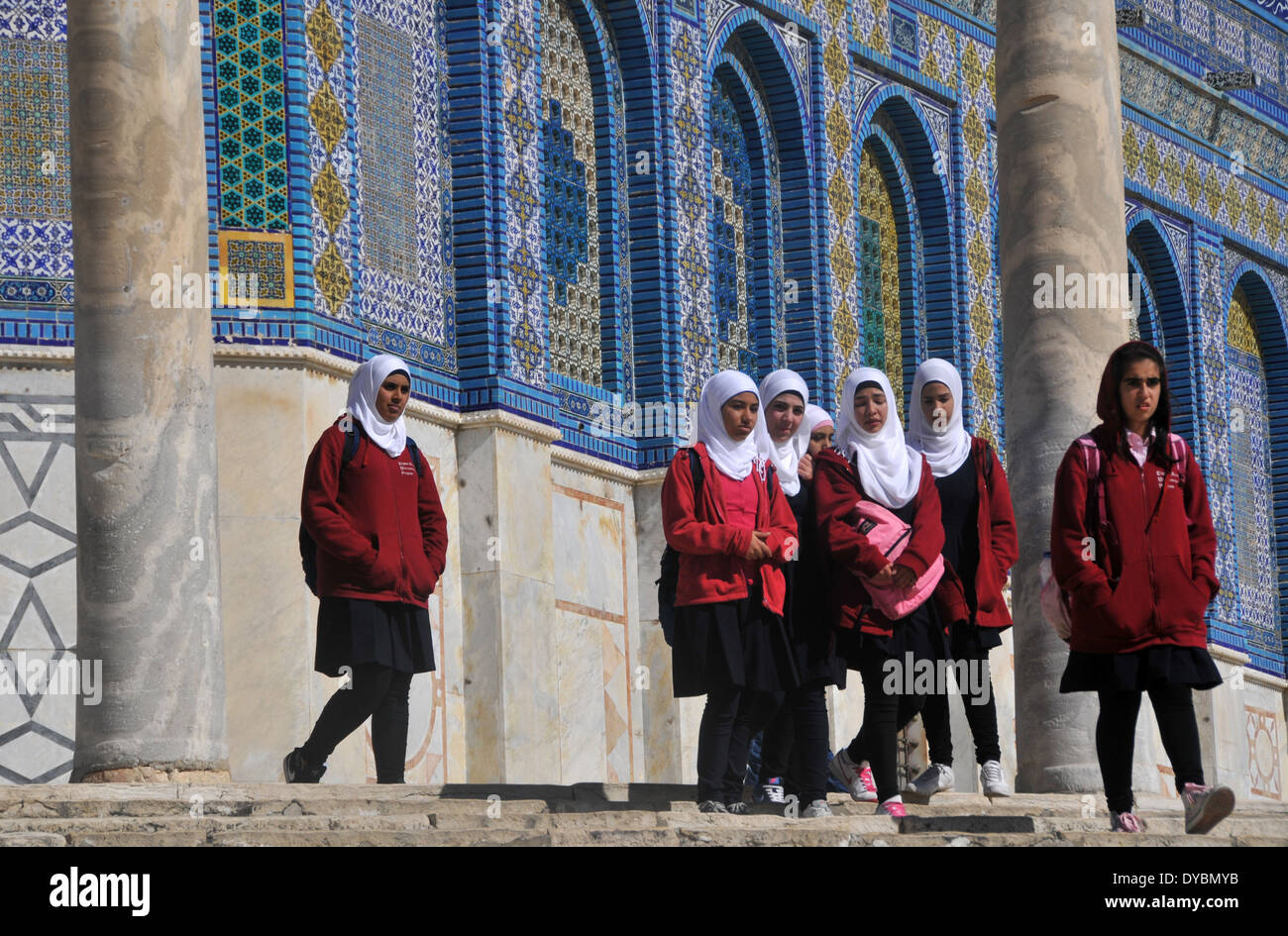 Muslimische Mädchen vor Kuppel der Rock-Moschee, Tempelberg, alte Stadt von Jerusalem, Israel Stockfoto