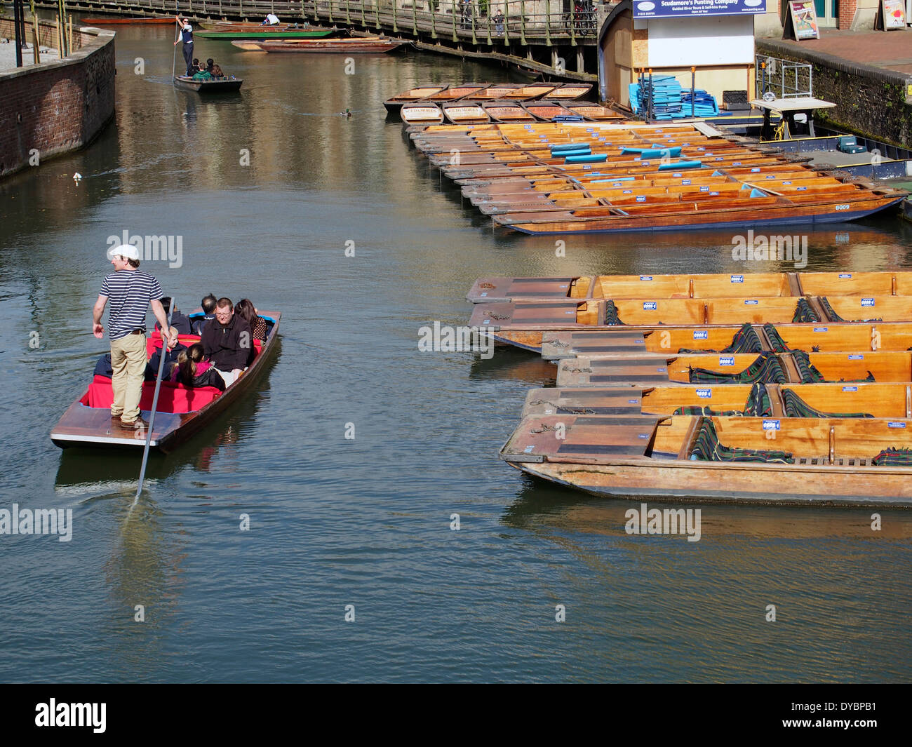 Bootfahren auf dem Fluss Cam - mit einem Punt vertäut Punts The Quayside unter Magdalena-Brücke. Stockfoto