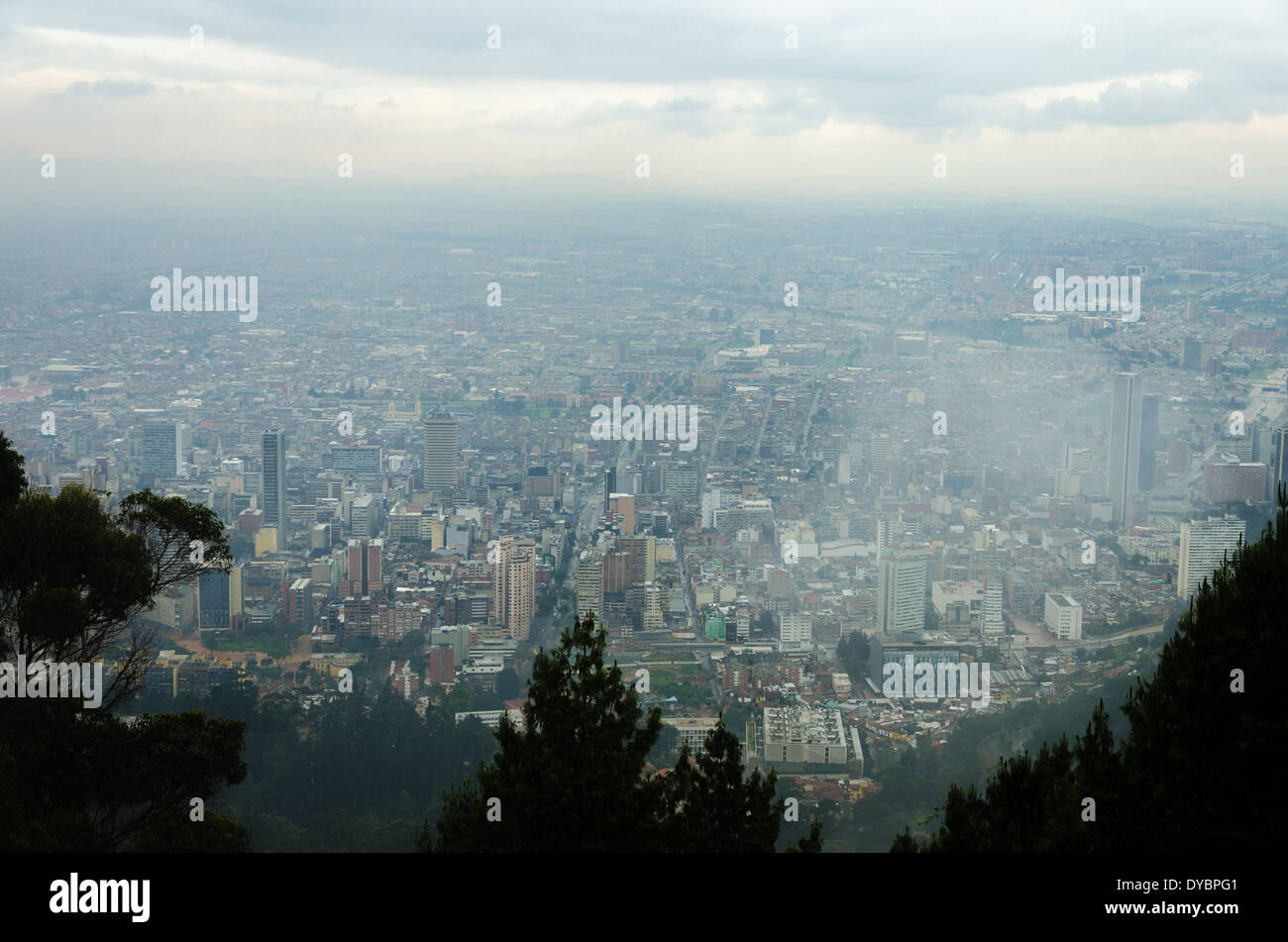 Bogota, Kolumbien unter einem grauen Himmel mit Nebel und schlechtem Wetter Stockfoto